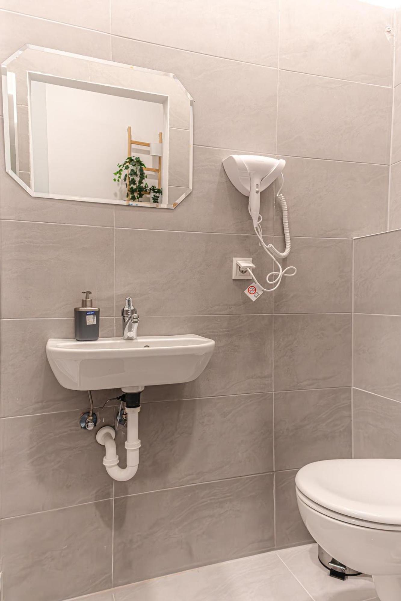 Stylish Studio Apartment Wiener Stadthalle Exteriör bild